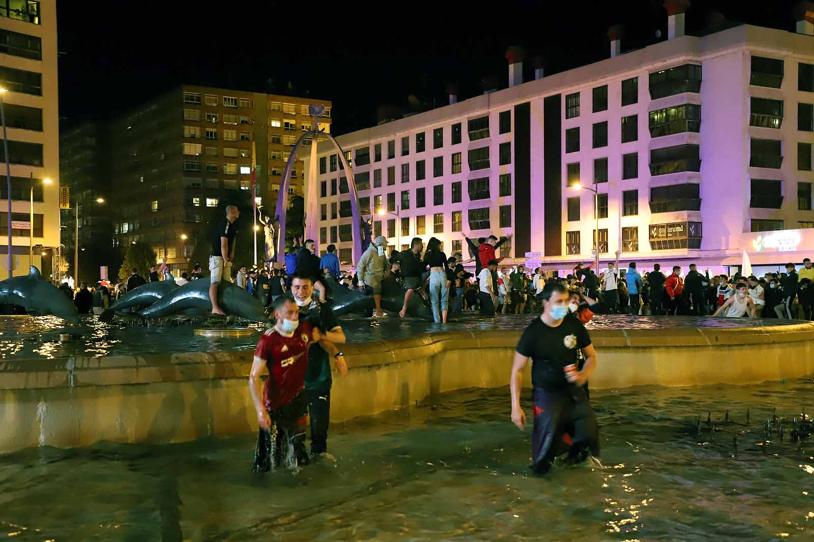 Miles de personas celebran el ascenso del Burgos CF en plaza España.