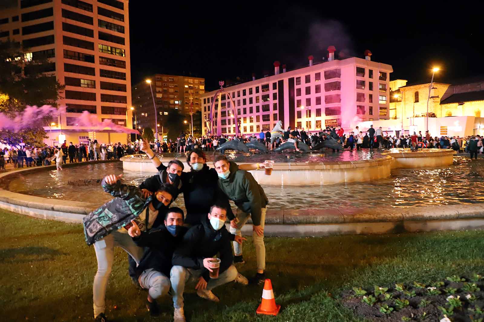 Miles de personas celebran el ascenso del Burgos CF en plaza España.