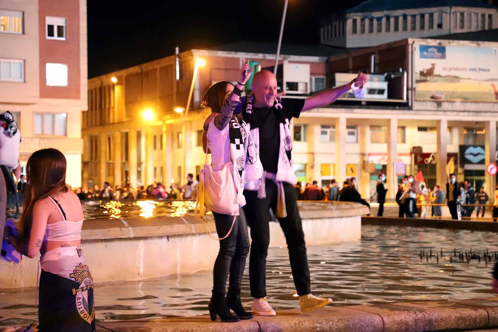 Miles de personas celebran el ascenso del Burgos CF en plaza España.