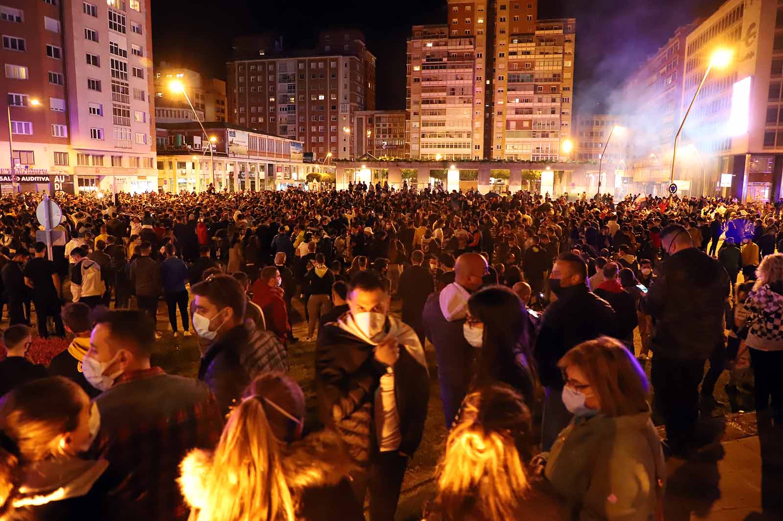 Miles de personas celebran el ascenso del Burgos CF en plaza España.