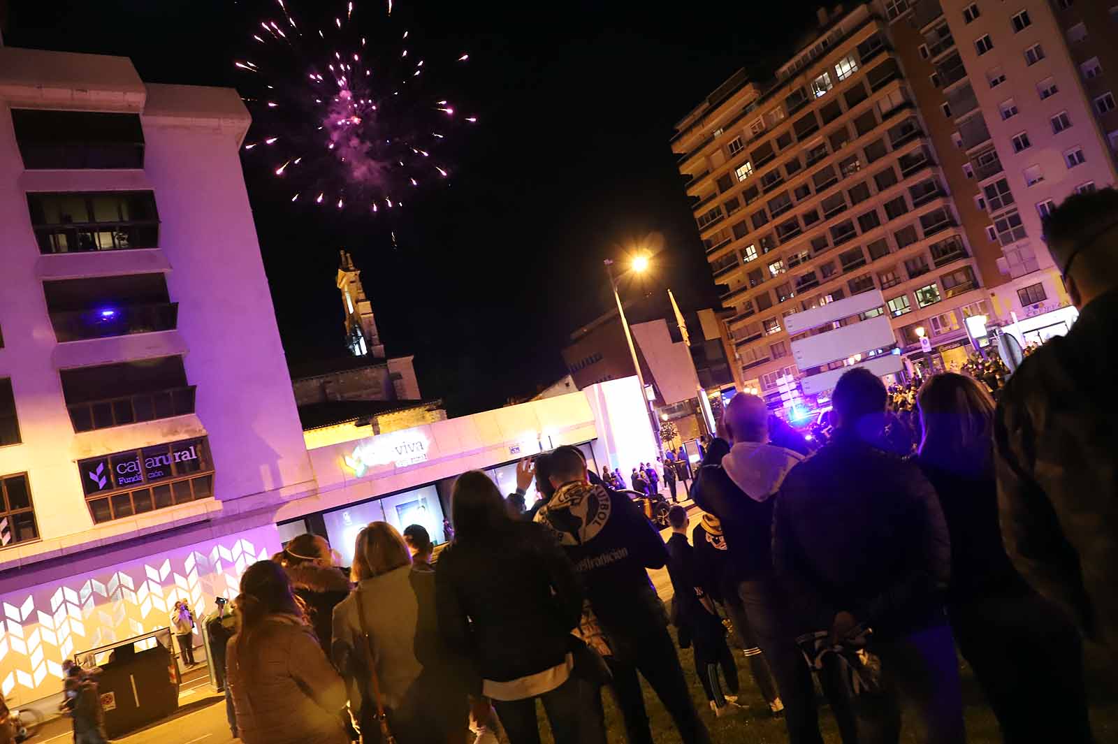 Miles de personas celebran el ascenso del Burgos CF en plaza España.