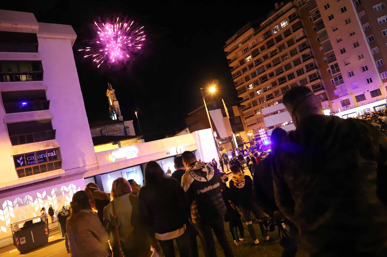 Miles de personas celebran el ascenso del Burgos CF en plaza España.