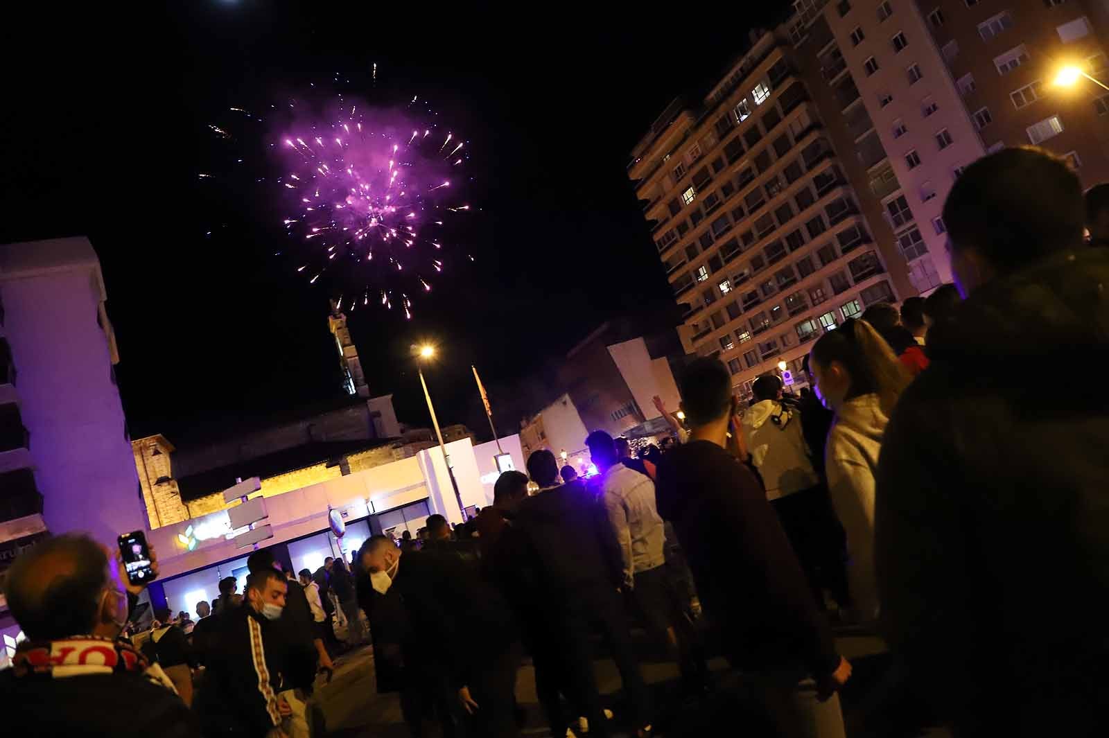 Miles de personas celebran el ascenso del Burgos CF en plaza España.