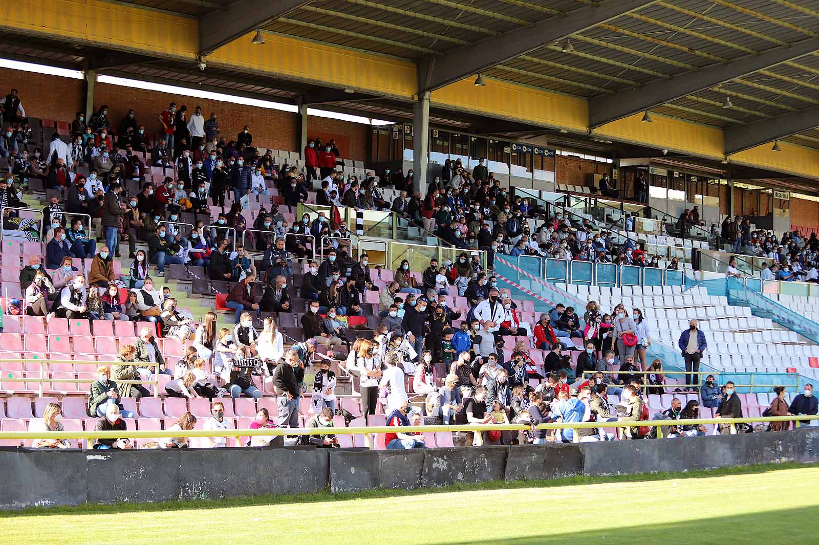 Plantilla y afición se unen tras el ascenso a Segunda.