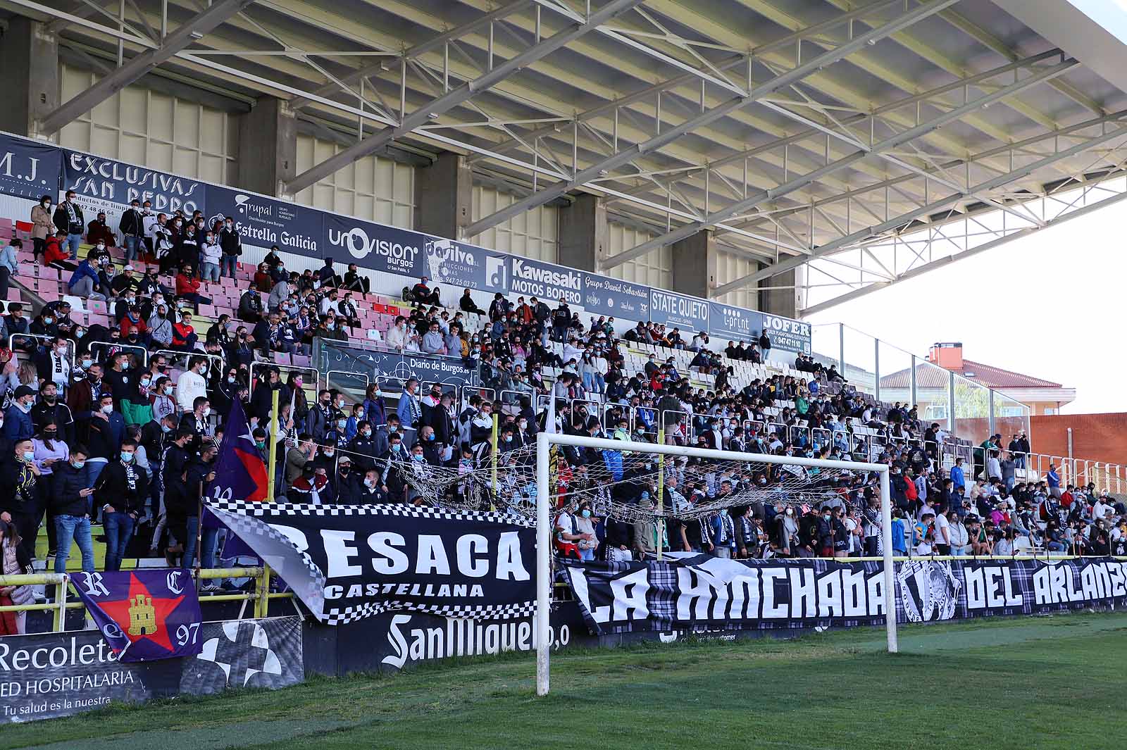 Plantilla y afición se unen tras el ascenso a Segunda.