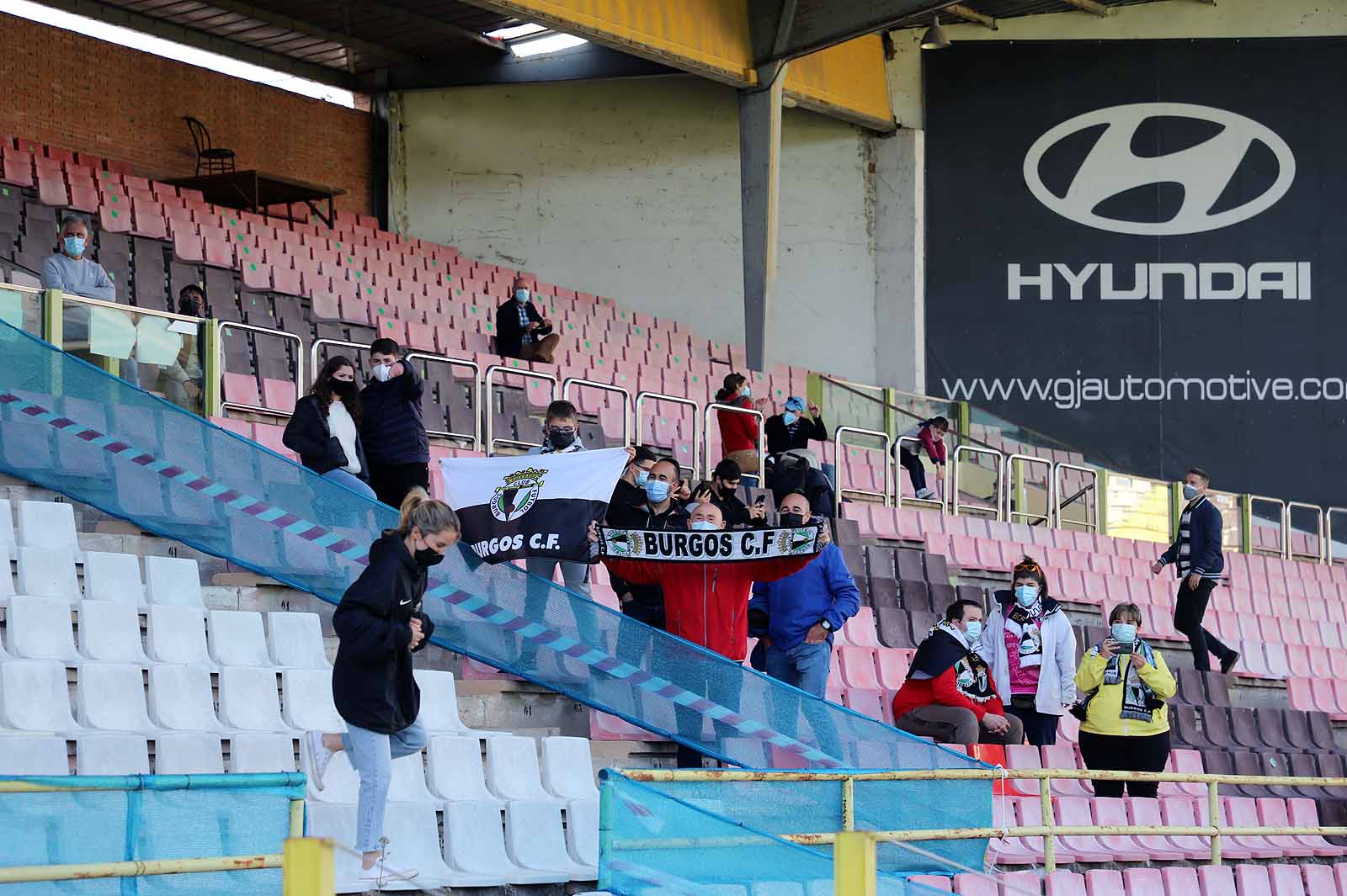 Plantilla y afición se unen tras el ascenso a Segunda.