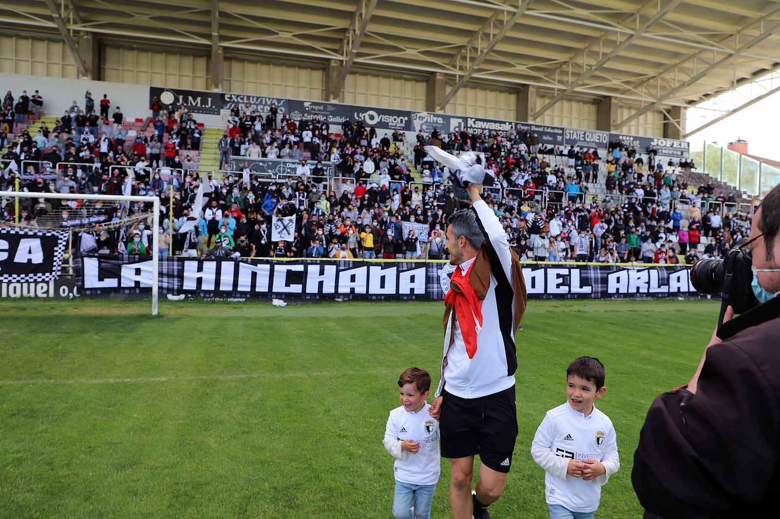 Plantilla y afición se unen tras el ascenso a Segunda.