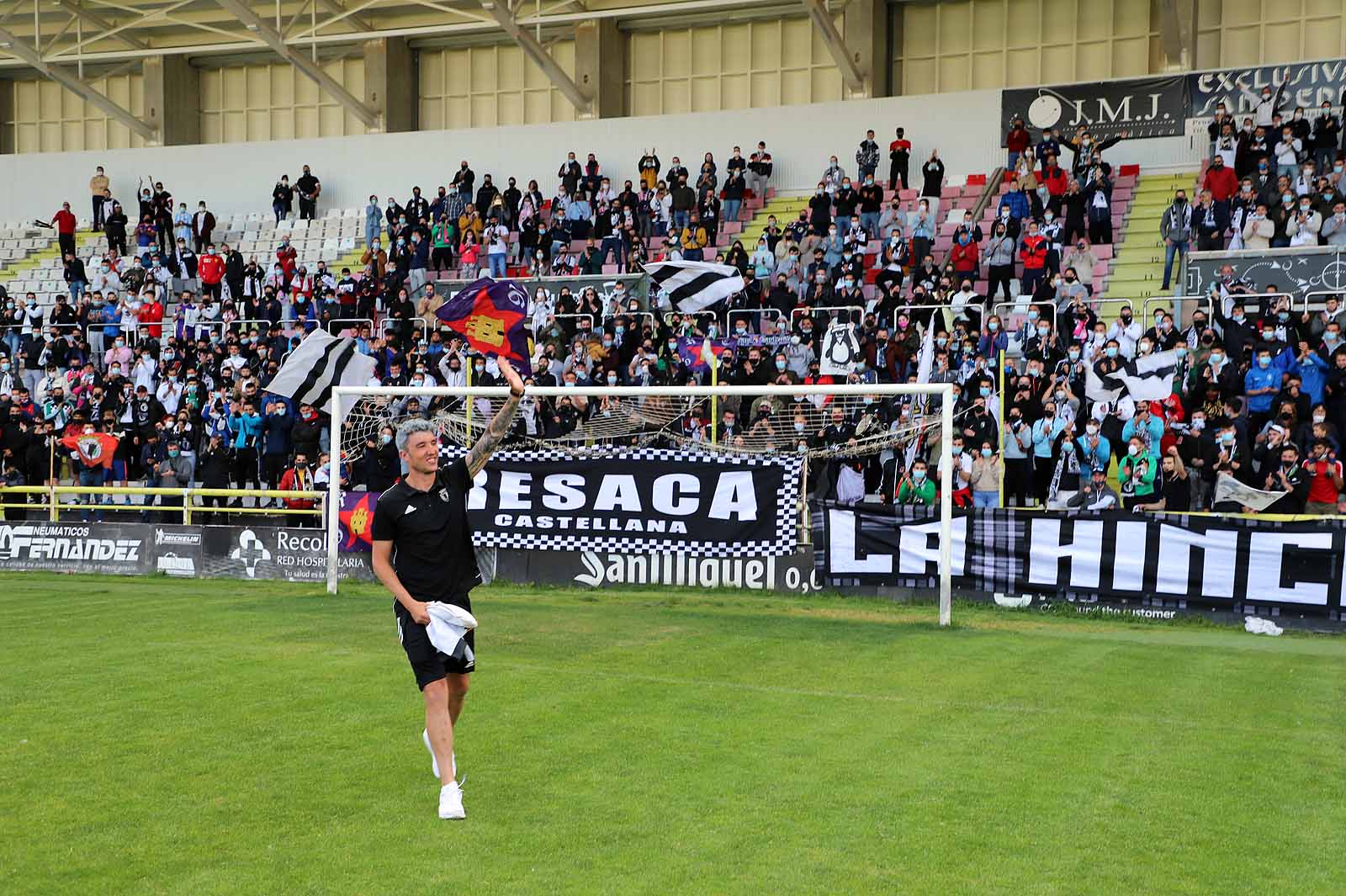 Plantilla y afición se unen tras el ascenso a Segunda.