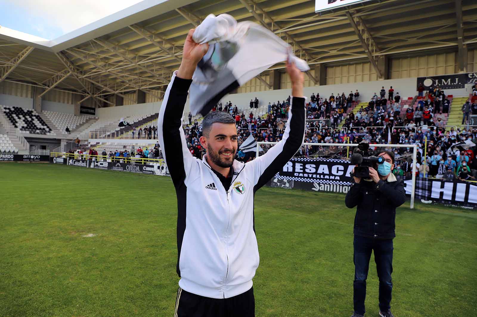 Plantilla y afición se unen tras el ascenso a Segunda.