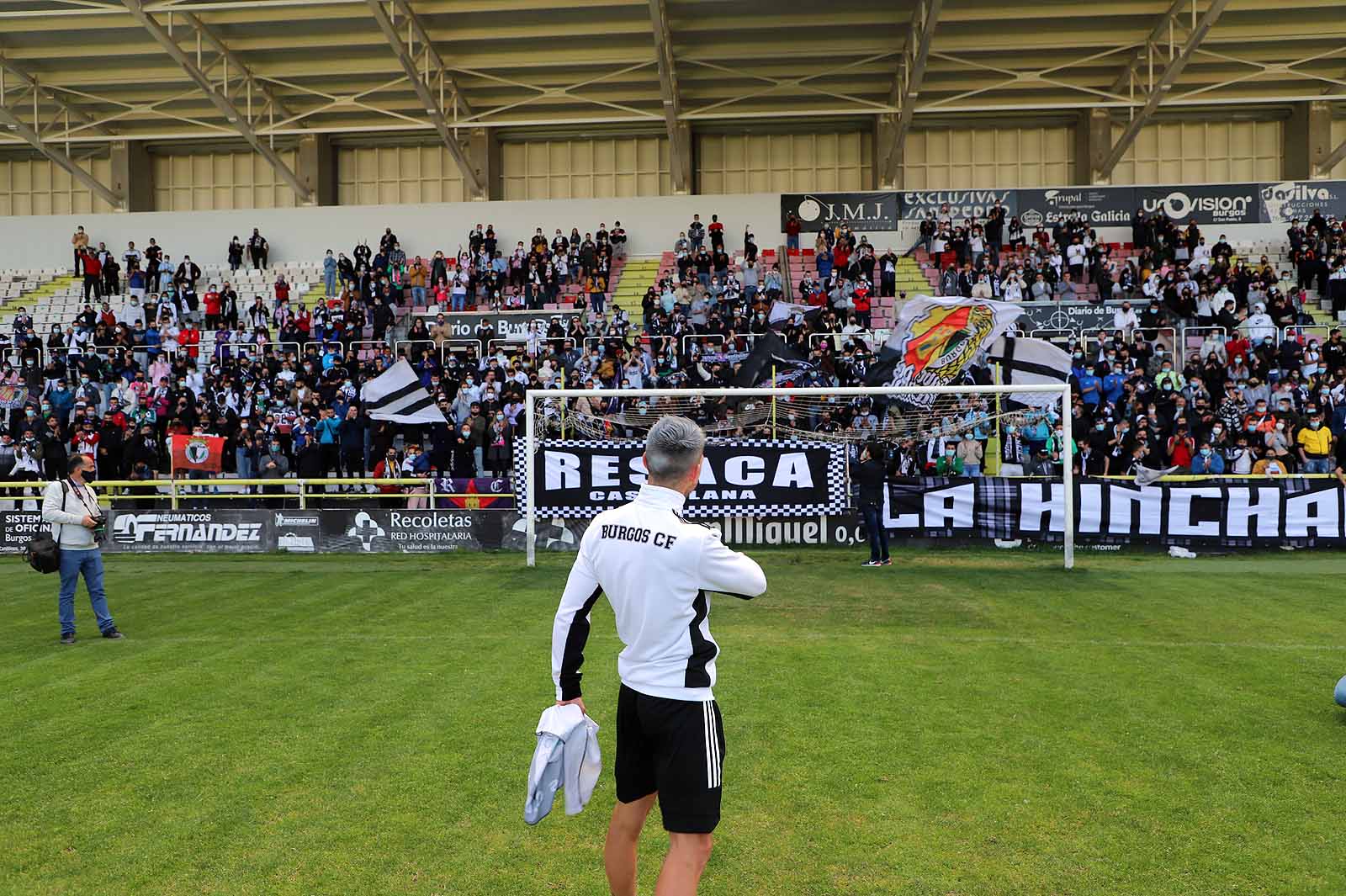 Plantilla y afición se unen tras el ascenso a Segunda.