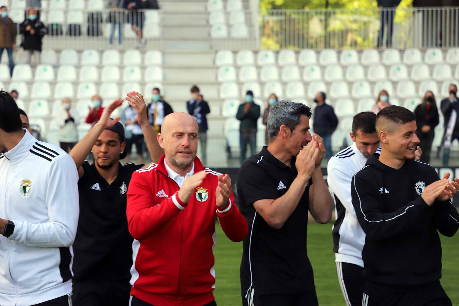 Plantilla y afición se unen tras el ascenso a Segunda.