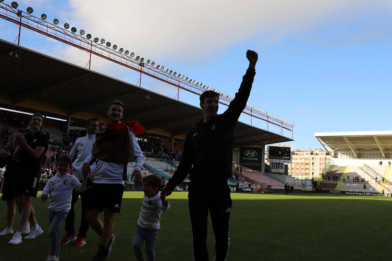 Plantilla y afición se unen tras el ascenso a Segunda.