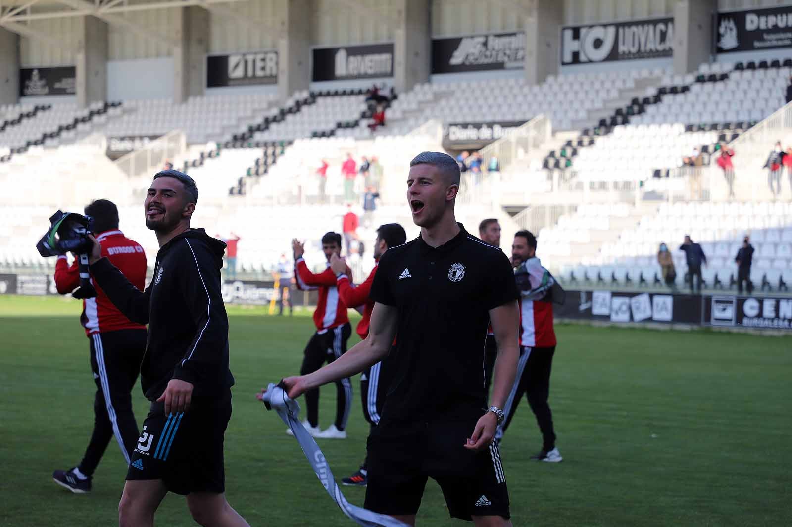 Plantilla y afición se unen tras el ascenso a Segunda.