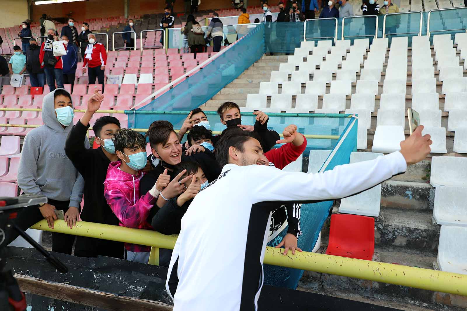 Plantilla y afición se unen tras el ascenso a Segunda.