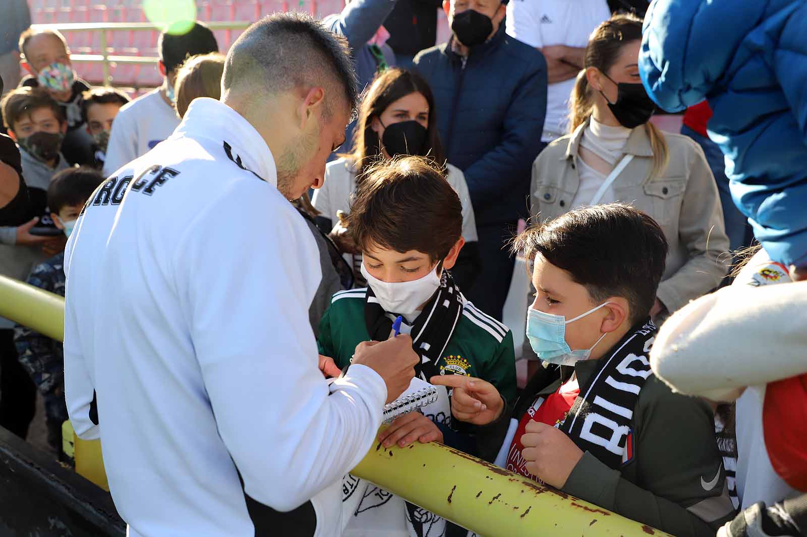 Plantilla y afición se unen tras el ascenso a Segunda.