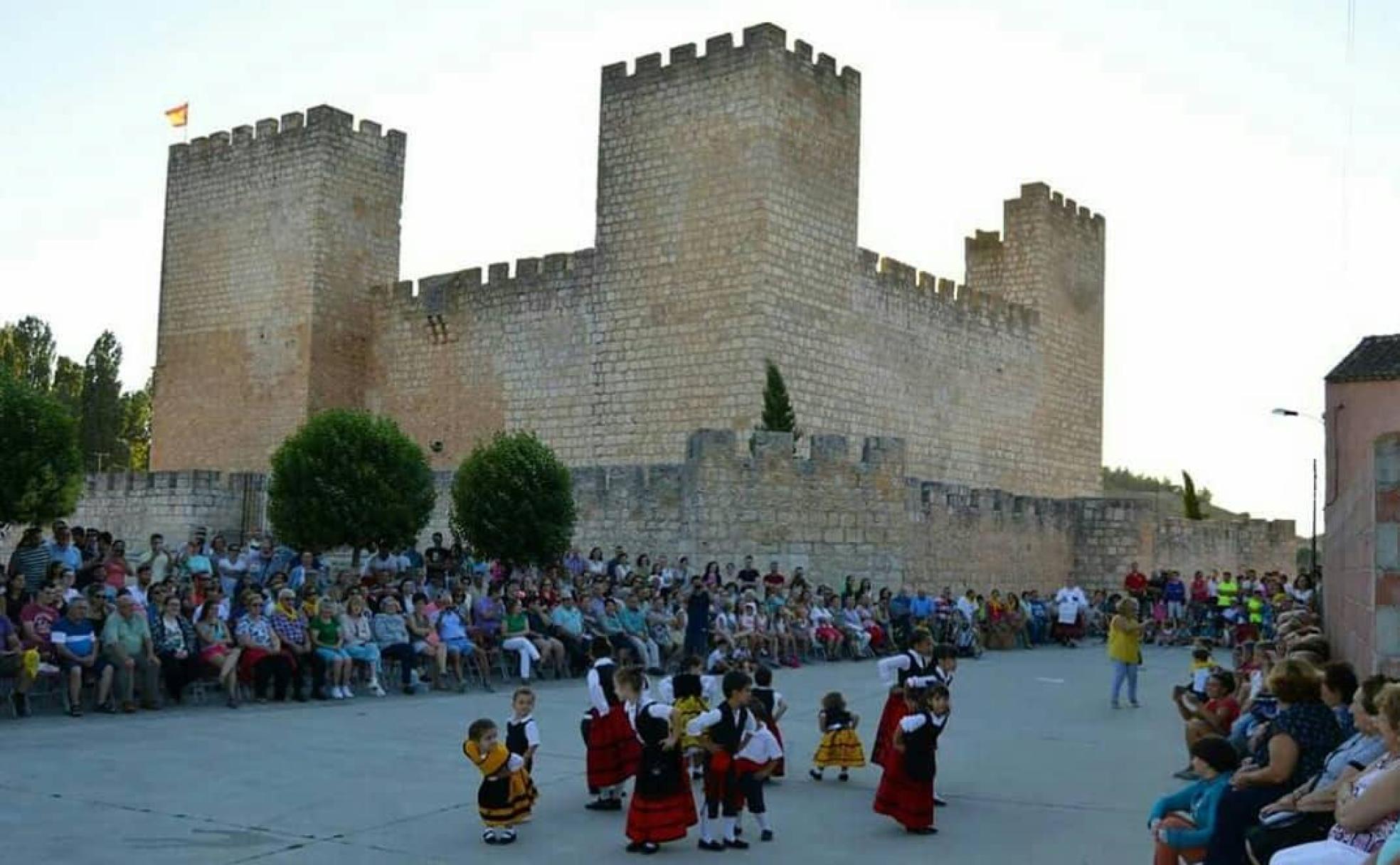 Los más pequeños muestran sus dotes para las jotas y danzas castellanas ante el impresionante castillo de Encinas de Esgueva.