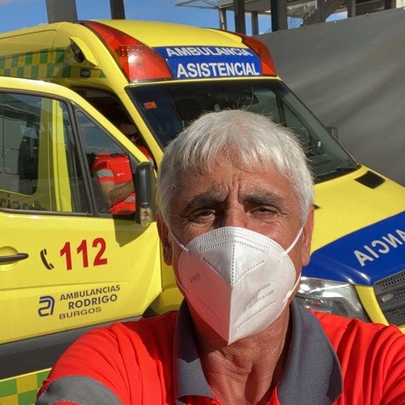 Imagen principal - Miguel Ángel Polo frente a las ambulancias, Laura González en un retrato realizado por una vecina de Villarcayo y protestas en Burgos. 