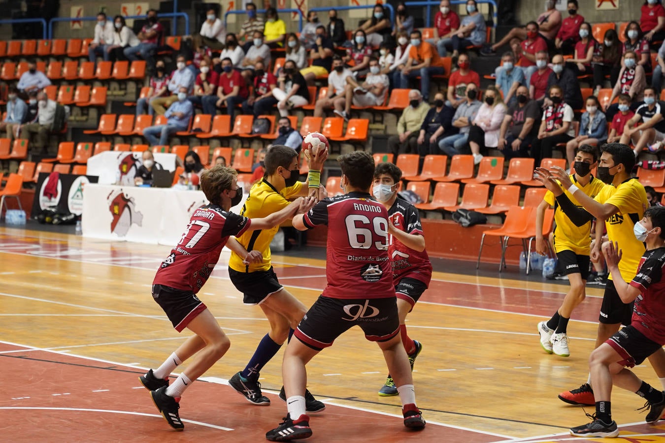 Fotos: Imágenes de la victoria del Temiño Pérez BM Burgos, campeón de Castilla y León