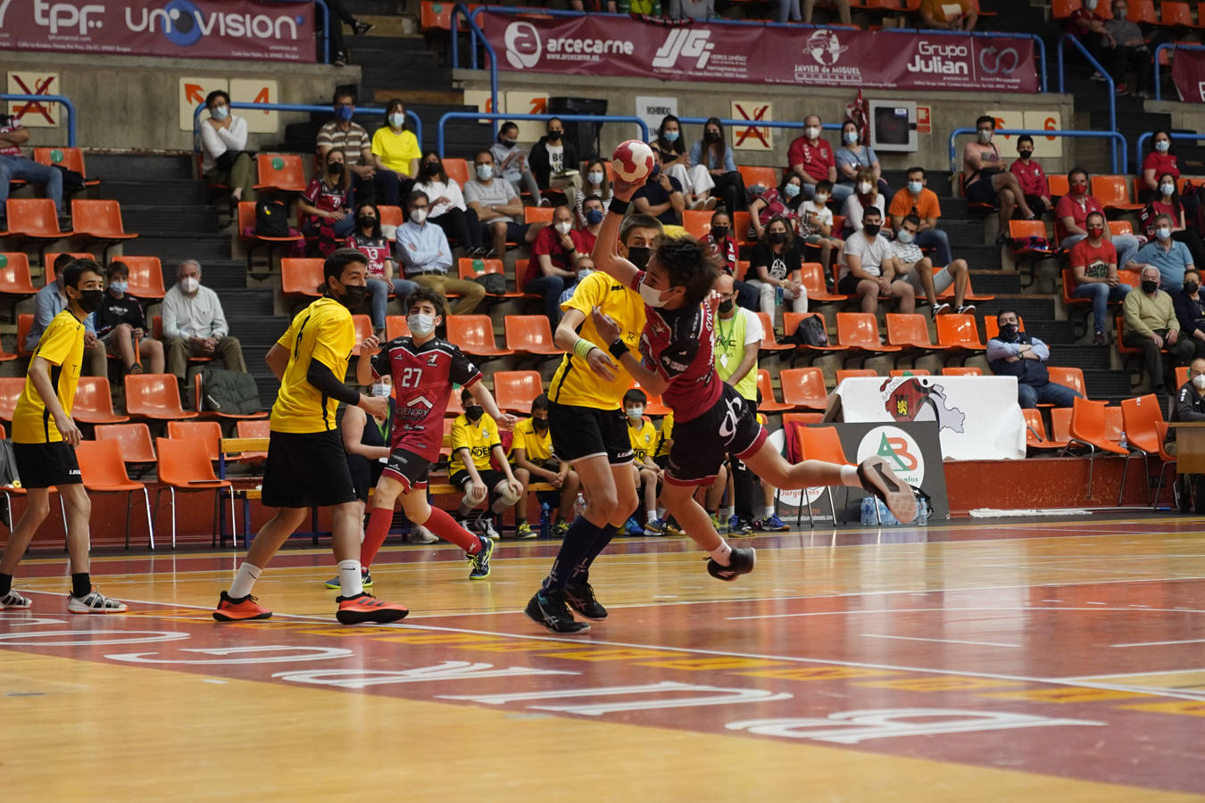 Fotos: Imágenes de la victoria del Temiño Pérez BM Burgos, campeón de Castilla y León