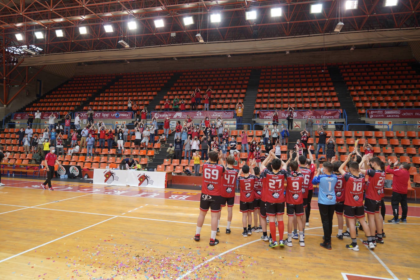 Fotos: Imágenes de la victoria del Temiño Pérez BM Burgos, campeón de Castilla y León