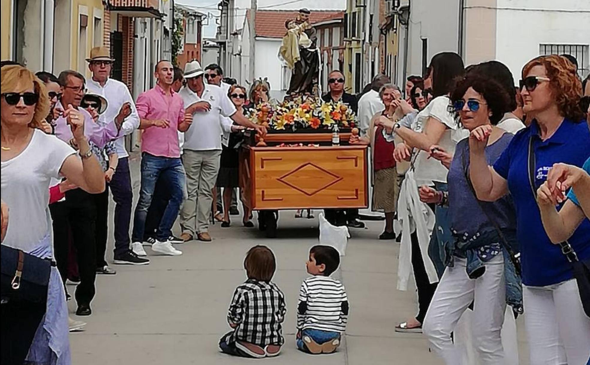 Los vecinos de Navas de Oro bailan la jota ante San Antonio.