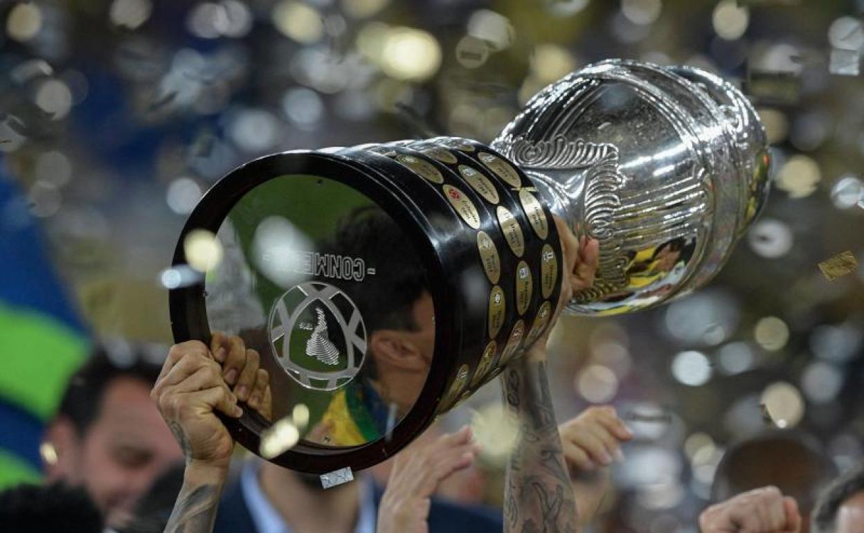 El trofeo de la Copa América. 