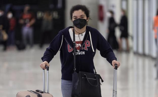 Una chica con sus maletas llega a la terminal T4 del Aeropuerto Adolfo Suárez - Madrid Barajas en el primer vuelo desde Londres. 