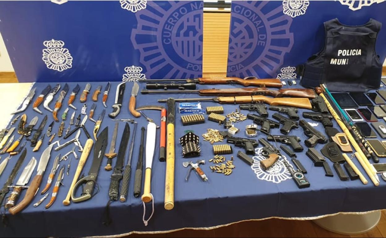 Se han intervenido numerosas armas en varios registros domiciliarios. 