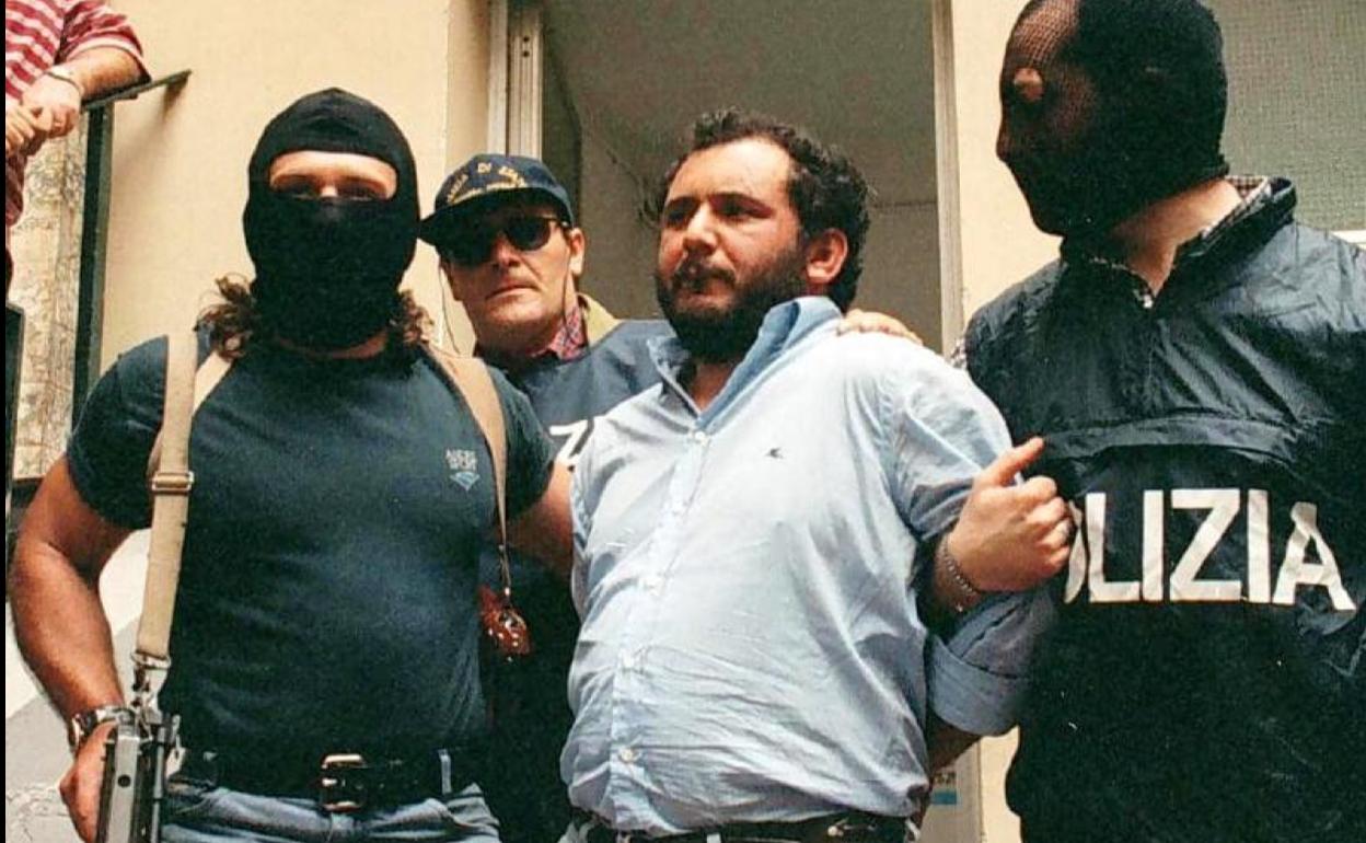 Traslado de Giovanni Brusca a una prisión de máxima seguridad, el 23 de mayo de 1996.