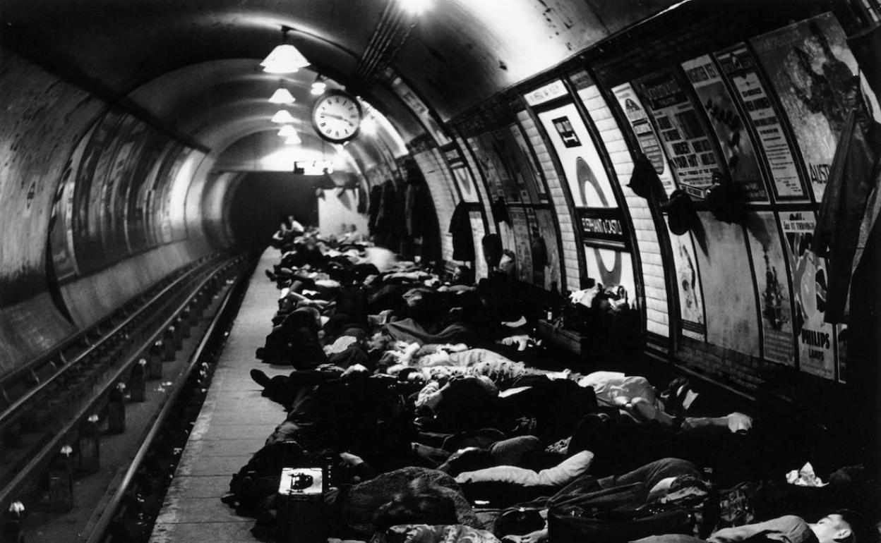 Estación del metro de Londres durante los bombardeos de la II Guerra Mundial. 