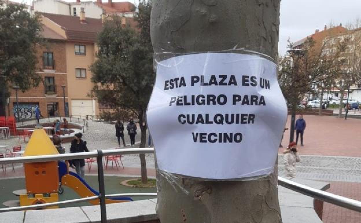 Vecinos de San Pedro de la Fuente y padres del colegio Solar del Cid llevan tiempo reclamando la mejora de la plaza.