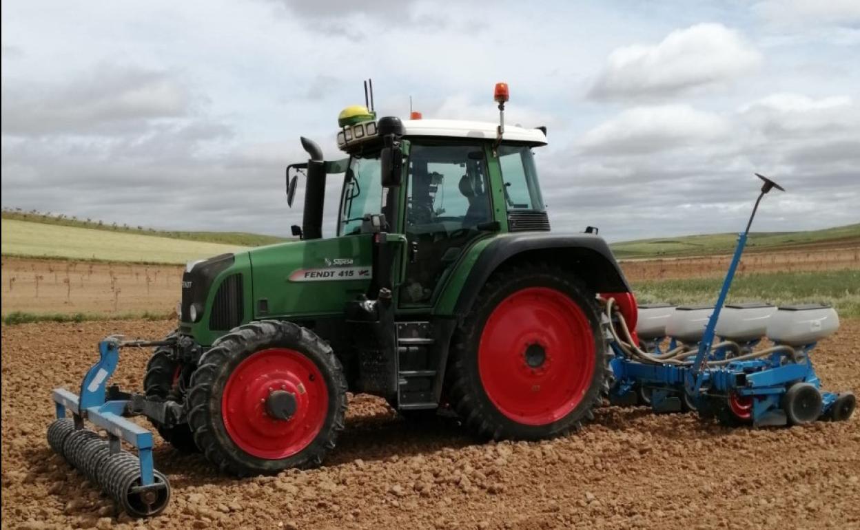 Tractor preparado para la siembra de girasol. 