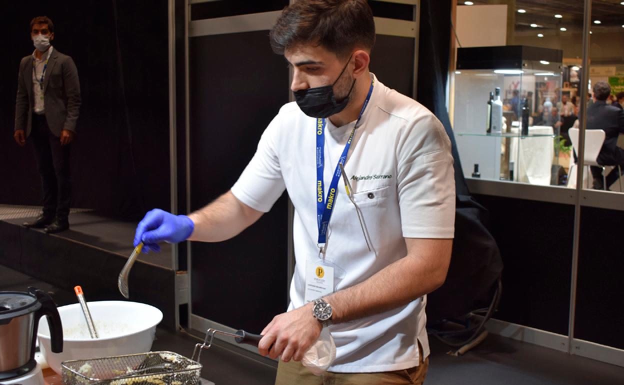 Alejandro Serrano prepara su escabeche. 