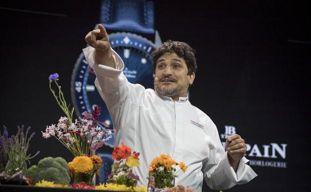 El chef Mauro Colagrego gesticula durante su presentación. 