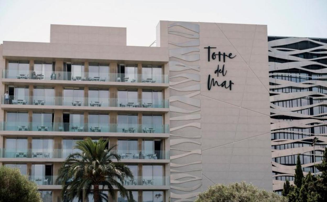 Hotel desde el que se precipitó la pareja.