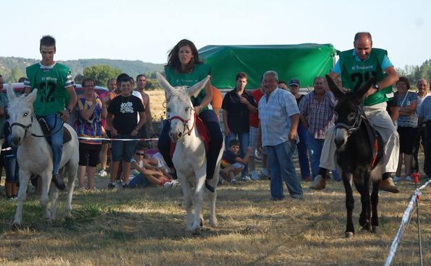 Tres participantes en la carrera de burros de Mantinos.