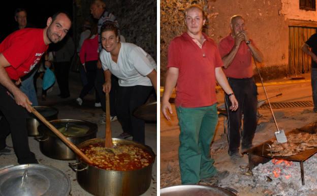 Dos cocineros preparan el guiso de patatas en las fiestas de Mantinos y una de la parrilladas de panceta que se realizan en la localidad.