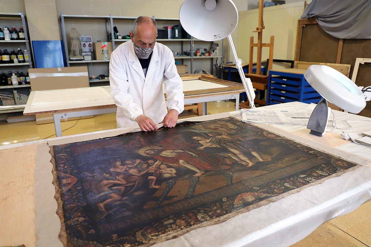 Félix Alonso, restaurador de la Diputación, trabajando en el cuadro para el VIII centenario de la muerte de San to Domingo de Guzmán. 