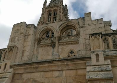 Imagen secundaria 1 - Denuncian posibles daños en la Catedral por las argollas de la fachada principal