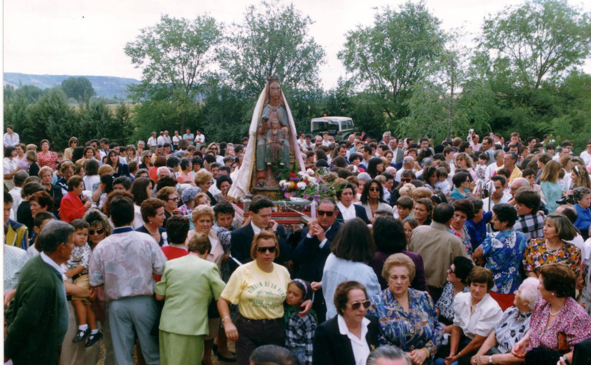 Numerosos vecinos participan en la romería de la Virgen de la Vega o fiesta de los pastores en Melgar de Yuso.