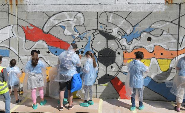 Imagen principal - Un centenar de voluntarios de Burgos participan en el Día de Acciones Ambientales