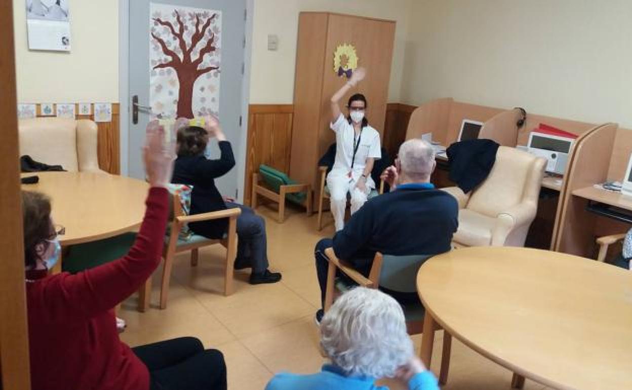 Pacientes en una terapia contra el alzhéimer. 