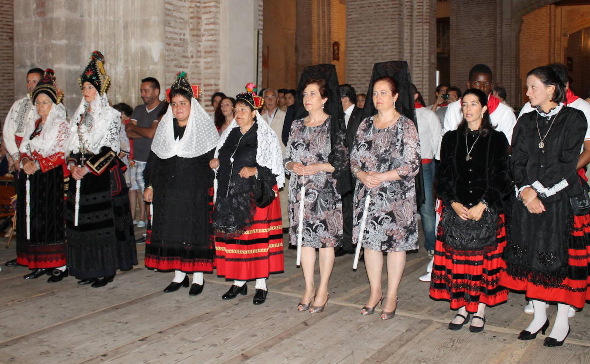 Las pedidoras en un momento de la celebración del ofrecimiento de cirios en Santa María la Real de Nieva.