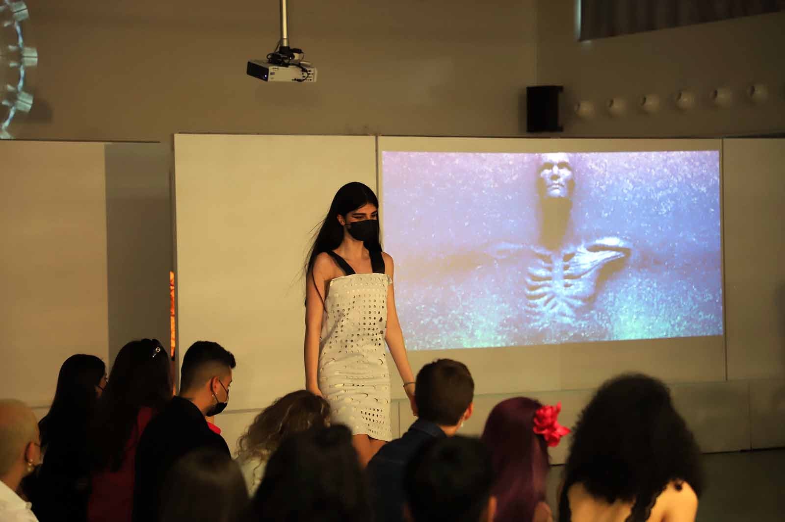 Estudiantes del Grado en Diseño de Moda desfilan con los diseños de sus compañeros para celebrar el fin de curso.