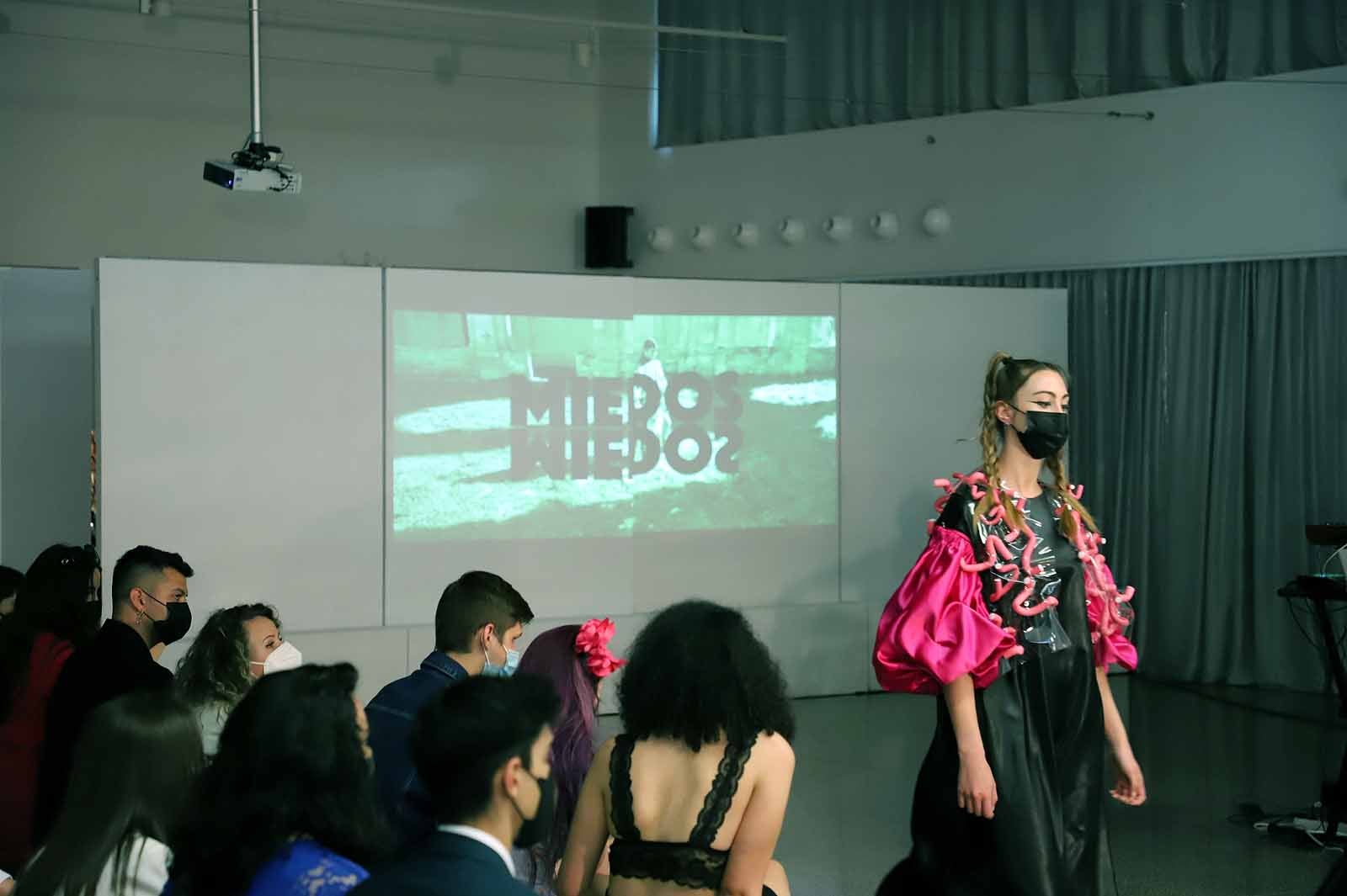 Estudiantes del Grado en Diseño de Moda desfilan con los diseños de sus compañeros para celebrar el fin de curso.