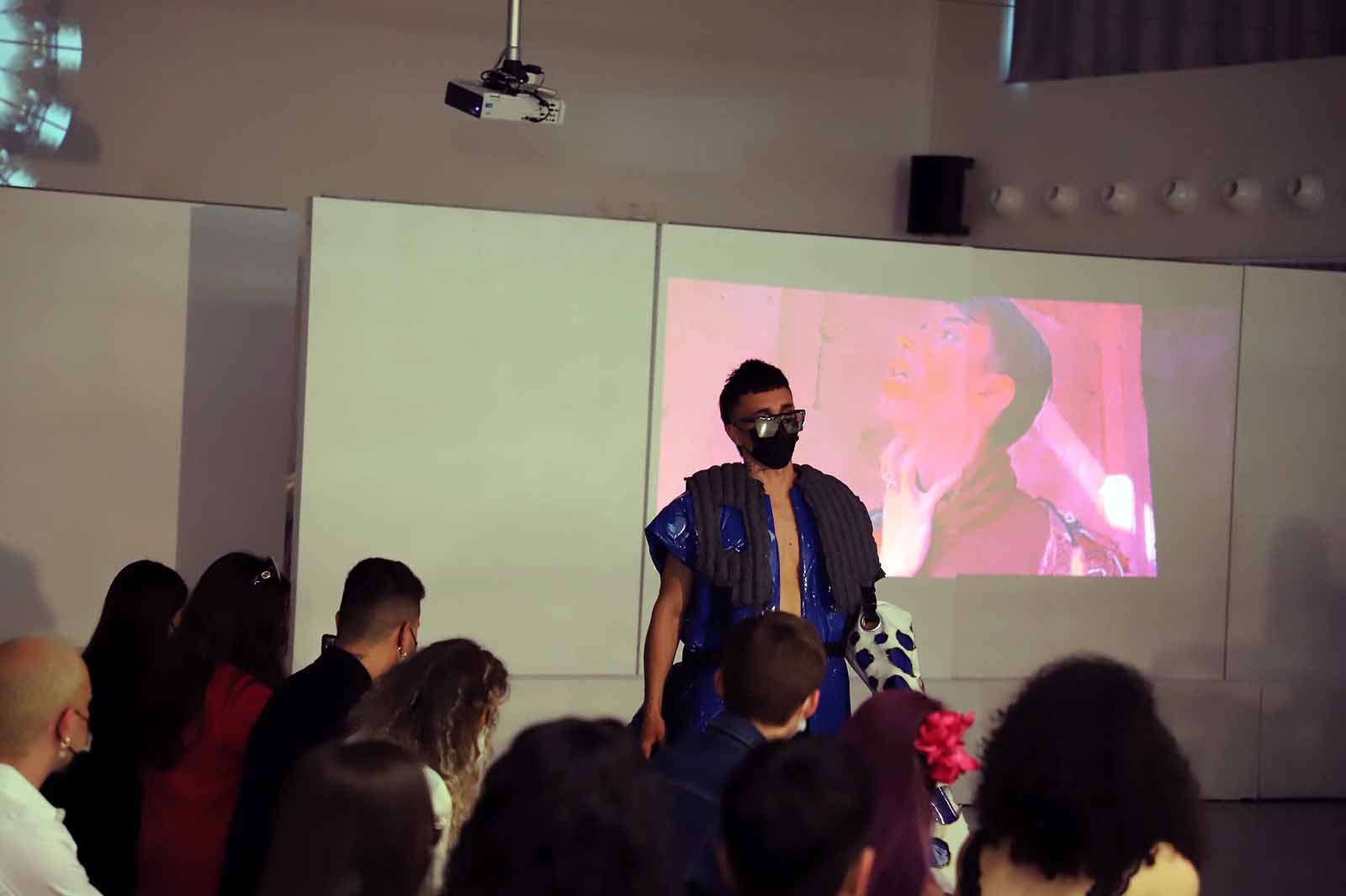 Estudiantes del Grado en Diseño de Moda desfilan con los diseños de sus compañeros para celebrar el fin de curso.