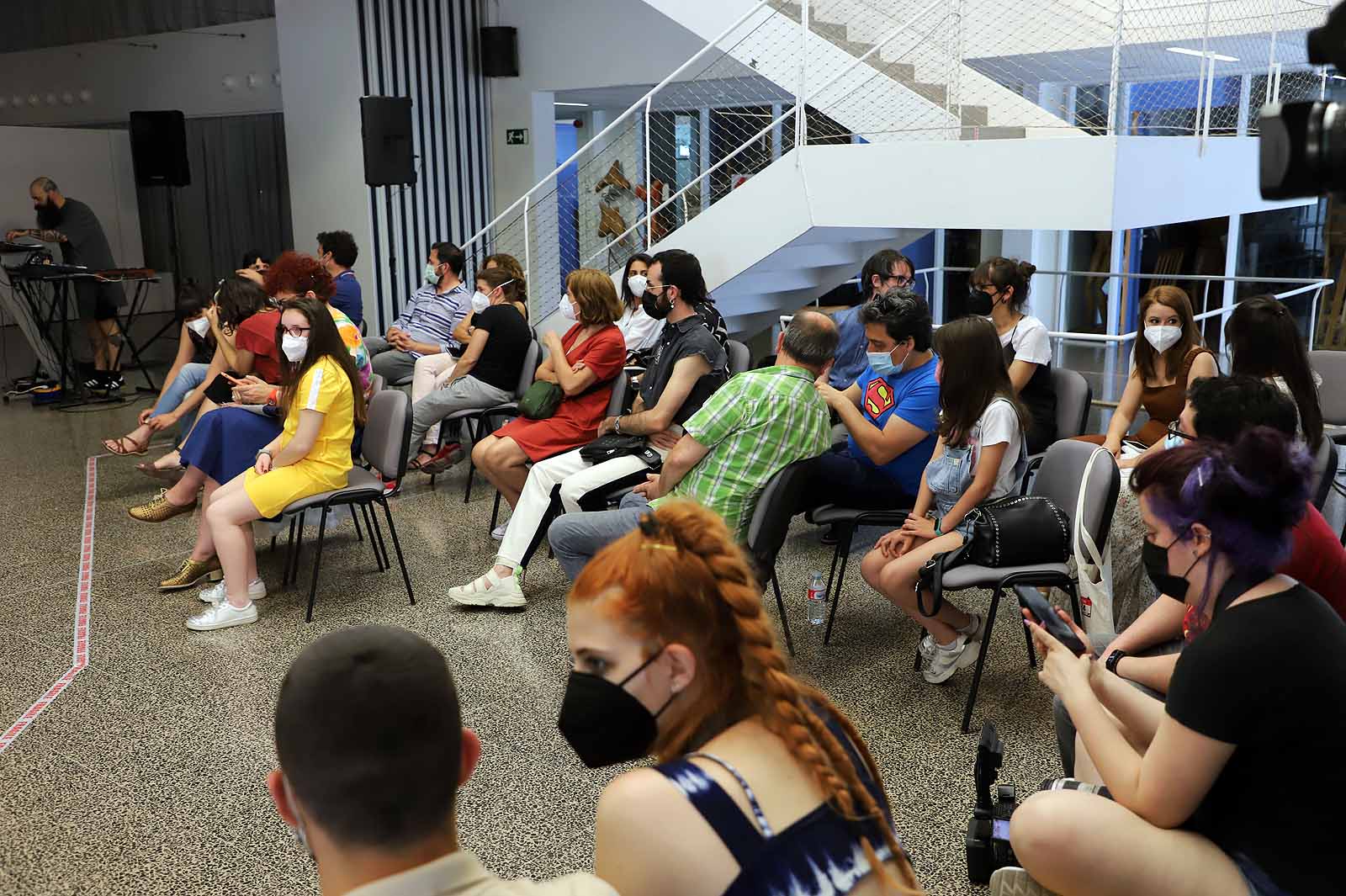 Estudiantes del Grado en Diseño de Moda desfilan con los diseños de sus compañeros para celebrar el fin de curso.