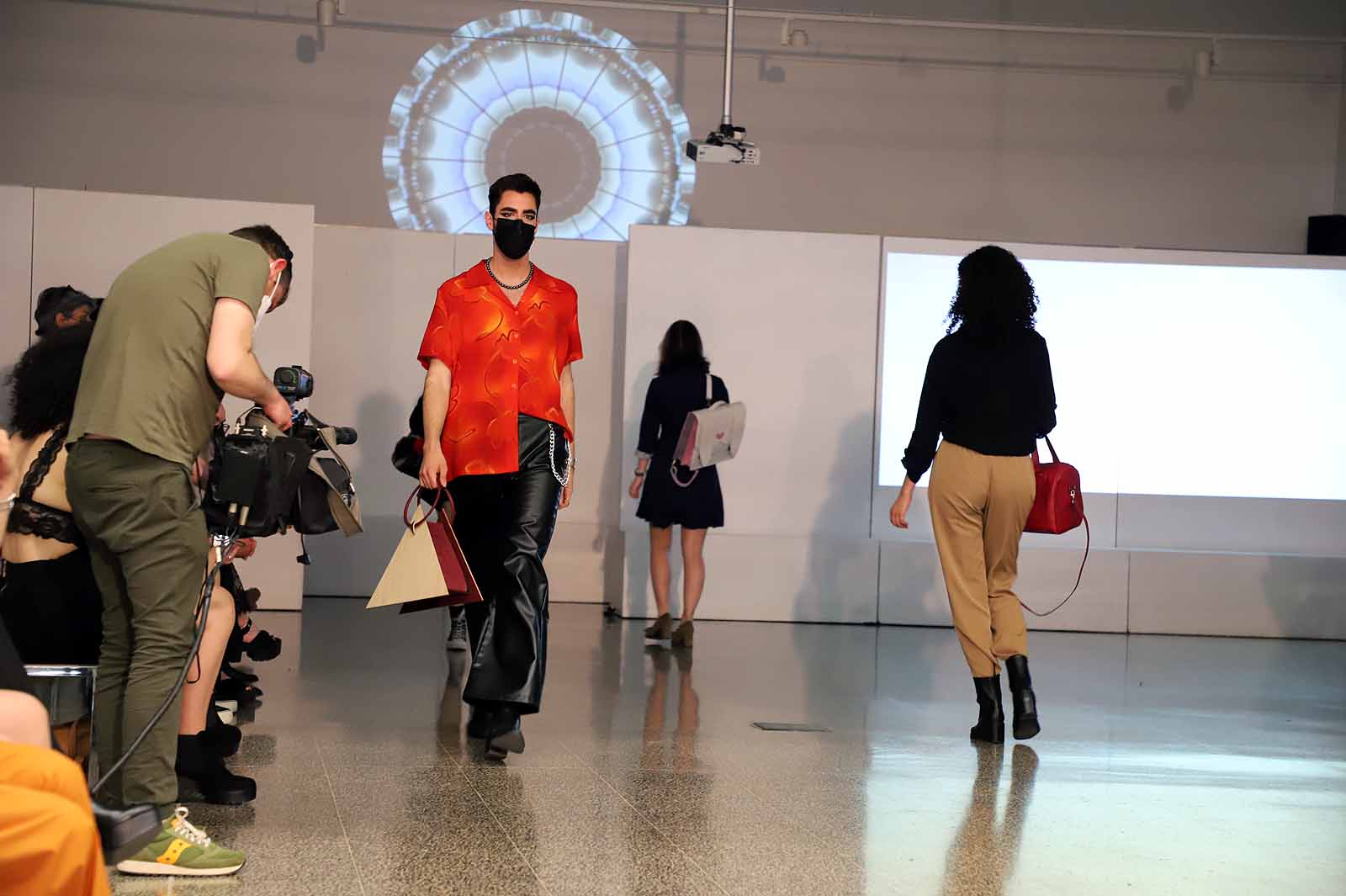 Estudiantes del Grado en Diseño de Moda desfilan con los diseños de sus compañeros para celebrar el fin de curso.