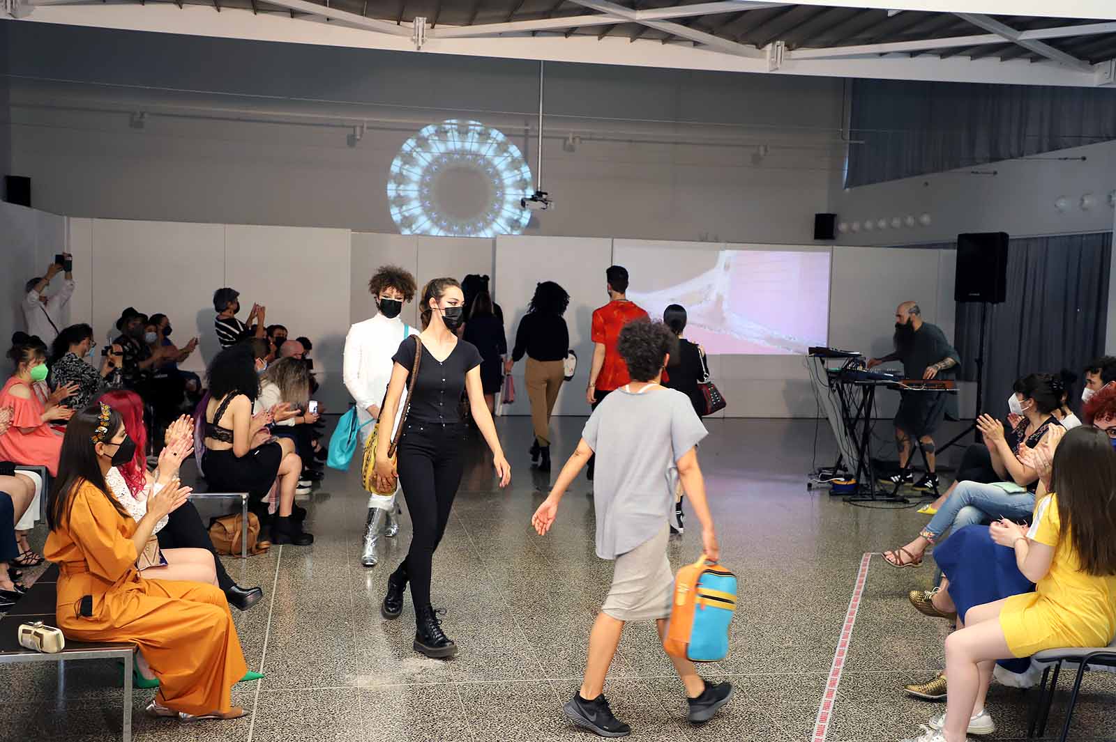 Estudiantes del Grado en Diseño de Moda desfilan con los diseños de sus compañeros para celebrar el fin de curso.