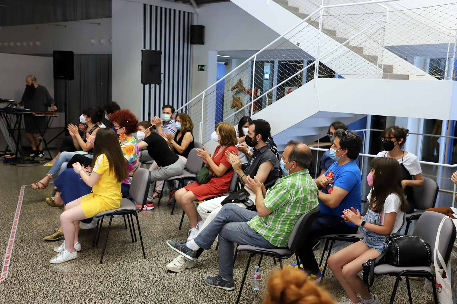 Estudiantes del Grado en Diseño de Moda desfilan con los diseños de sus compañeros para celebrar el fin de curso.